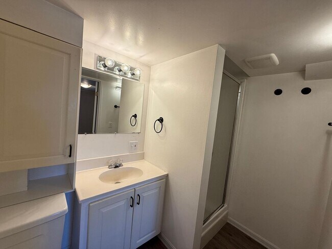 Building Photo - 2466 Montavista Pl W