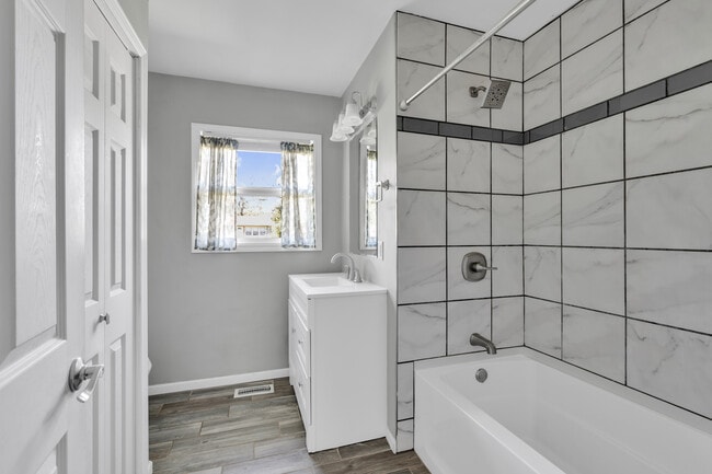 Building Photo - Donerail Way