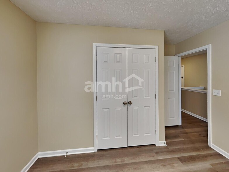 Building Photo - 5527 Middlebury Dr