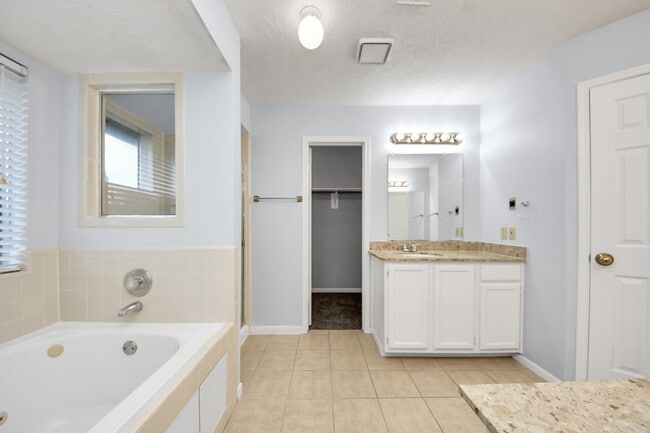 Building Photo - 2102 Gemini St