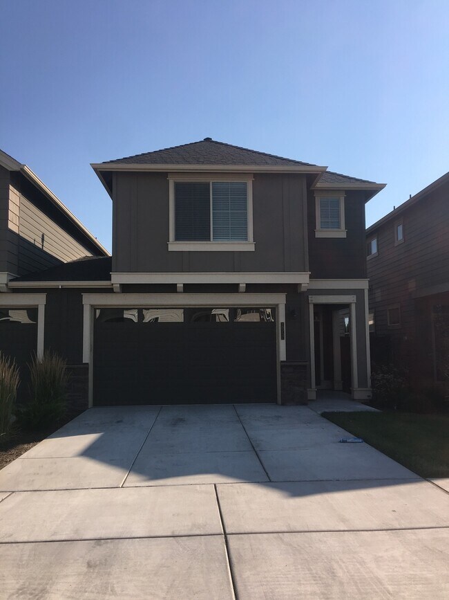 Building Photo - Modern and Spacious Townhome, NE Bend