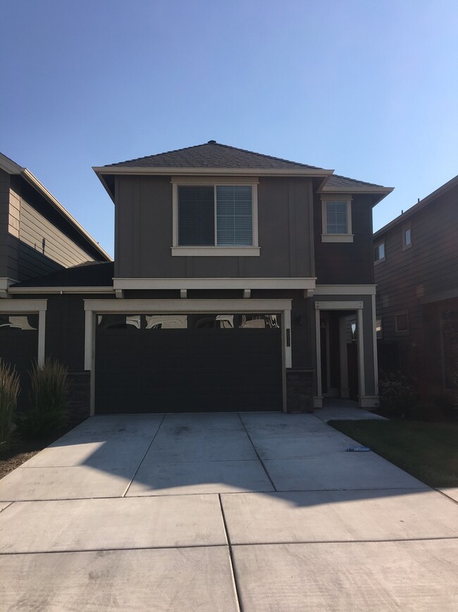 Primary Photo - Modern and Spacious Townhome, NE Bend