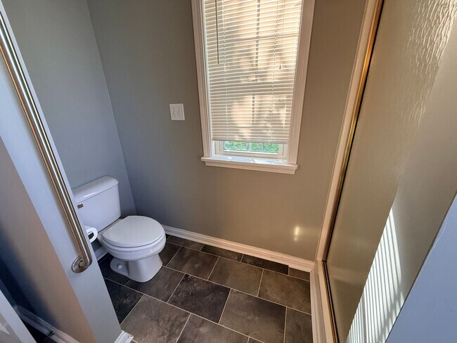 Building Photo - Spacious 4 Bed 2.5 Bath In Lexington!