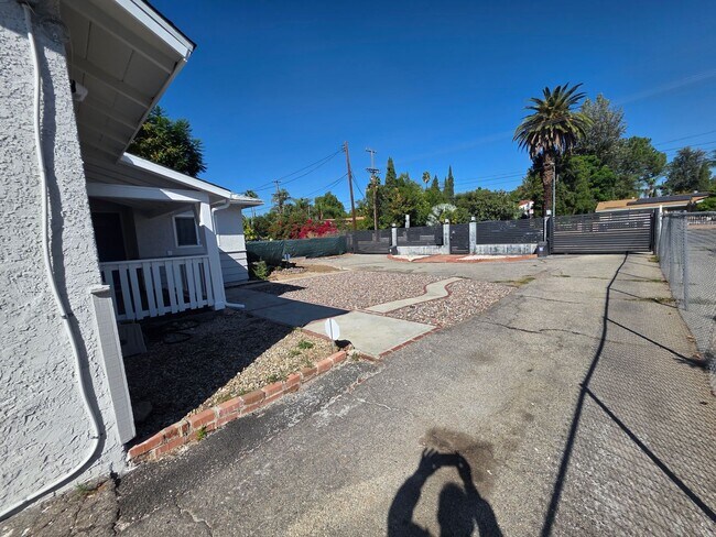 Building Photo - Beautiful 3-Bedroom, 3-Bath Home with Modern Comforts