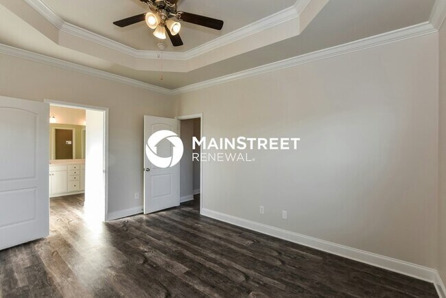 Building Photo - 4 Bedroom Pet-Friendly Home in Huntsville, AL with Main Street Renewal