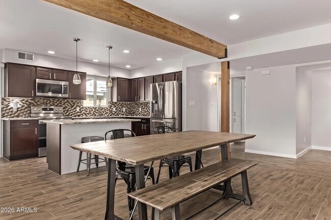 Building Photo - 3710 E Altadena Ave