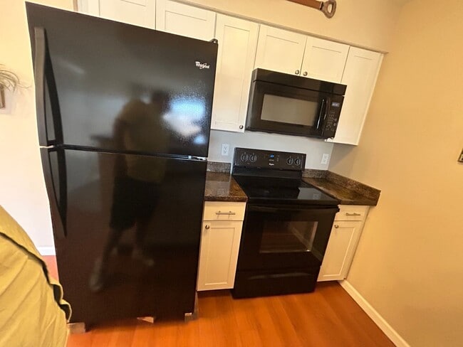Building Photo - Spacious 1 bedroom/1 bath