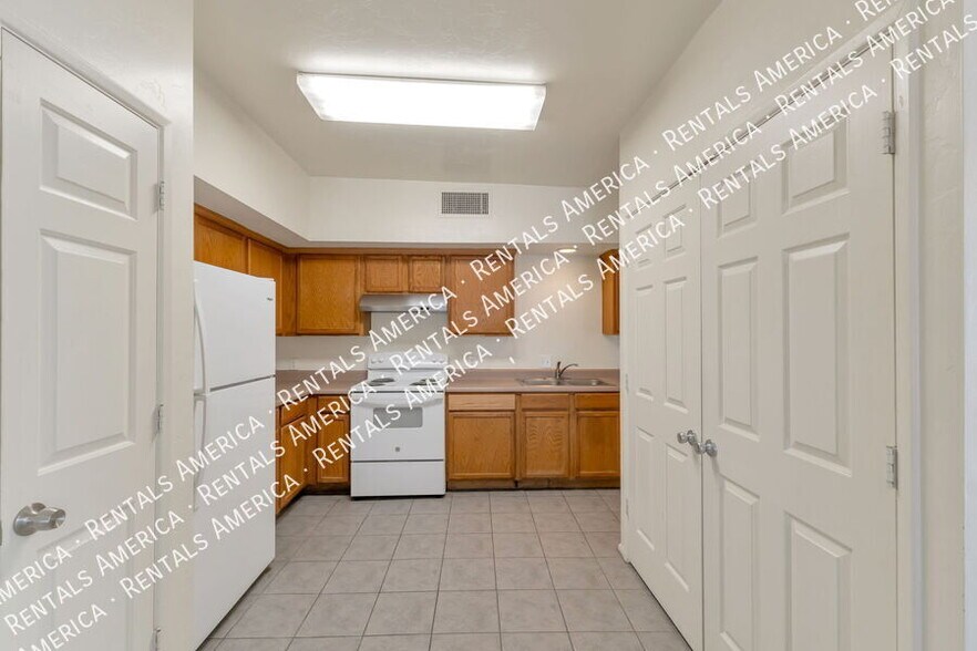 Building Photo - 7051 S 6th Ave