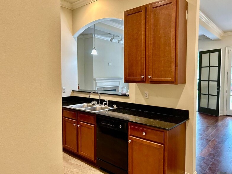 Building Photo - 2137 S Commerce Ave