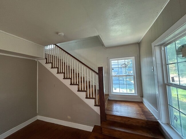 Building Photo - Updated 2 Story Home