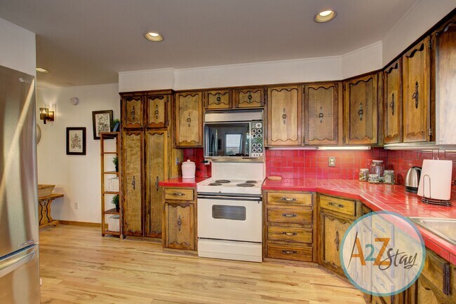 Building Photo - Executive Rental in North End Foothills