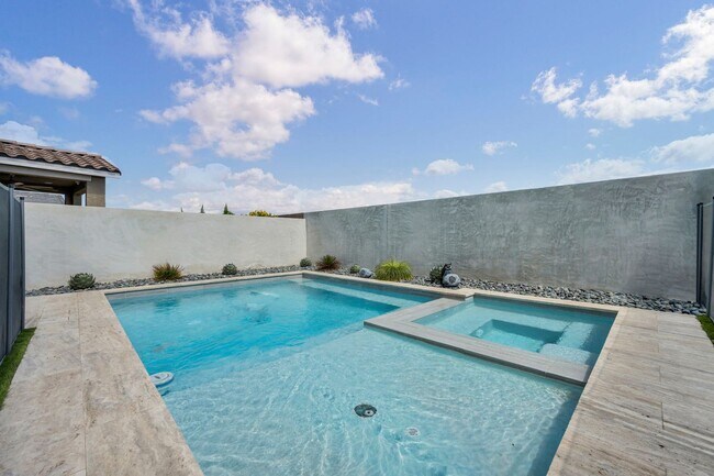 Building Photo - Spacious 5-Bedroom Home with Loft, Pool & Mountain Views