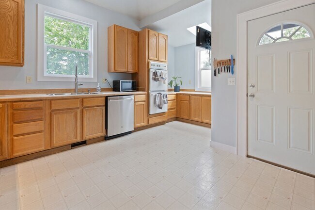Building Photo - Spacious 4BR Turn-of-the-Century Charmer in the Heart of Bremerton!