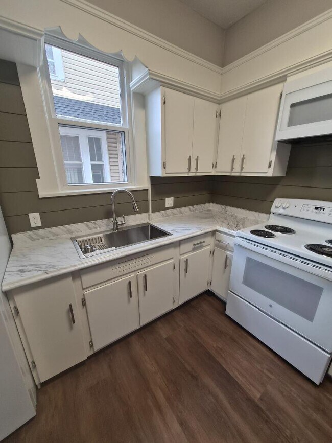 Building Photo - 323 Bedford Ave NW