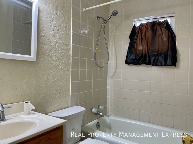 Building Photo - Charming 4 bed 2 Bath Home