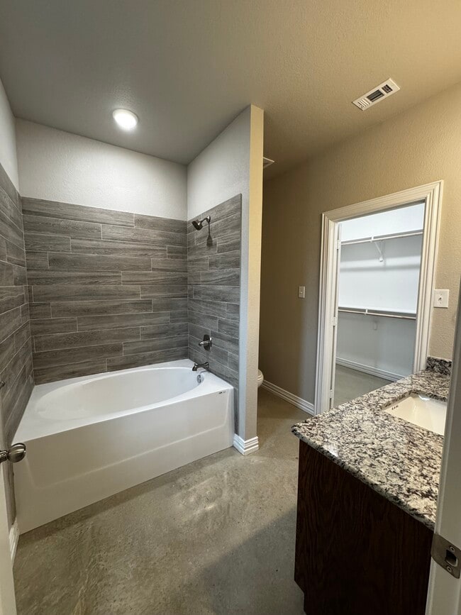 Building Photo - 2423 Briar Hollow Dr