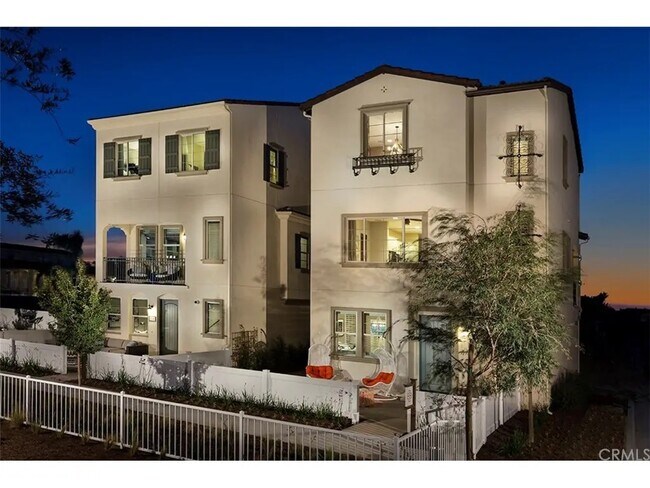 Building Photo - 2242 W Anacasa Way
