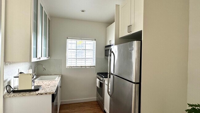 Building Photo - Beachgardens Condo - Unit 8