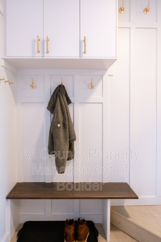 Building Photo - 727 Julian Cir