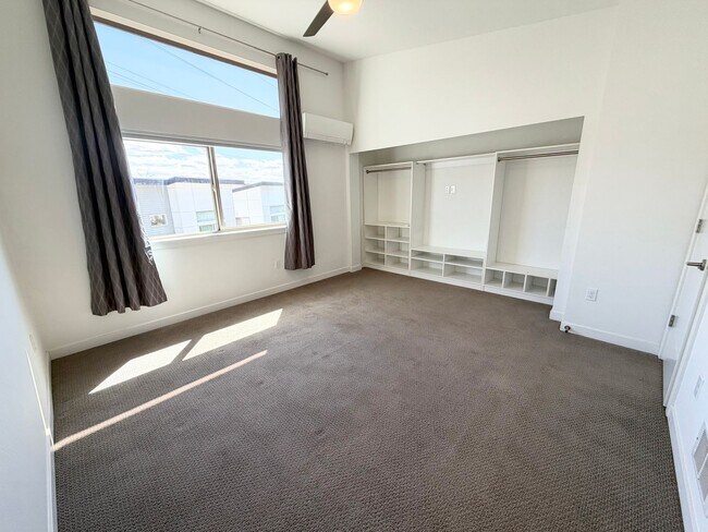 Building Photo - Modern Contemporary Townhome just one block from the Light Rail!