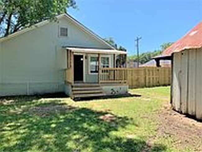 Building Photo - Available August 2026! 2 Bed House Near Downtown Bryan!