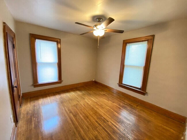 Building Photo - 2329 Indianola Ave