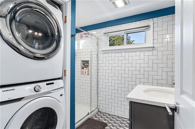 Building Photo - 4 James St