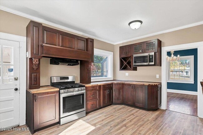 Building Photo - 300 Dogwood Ln