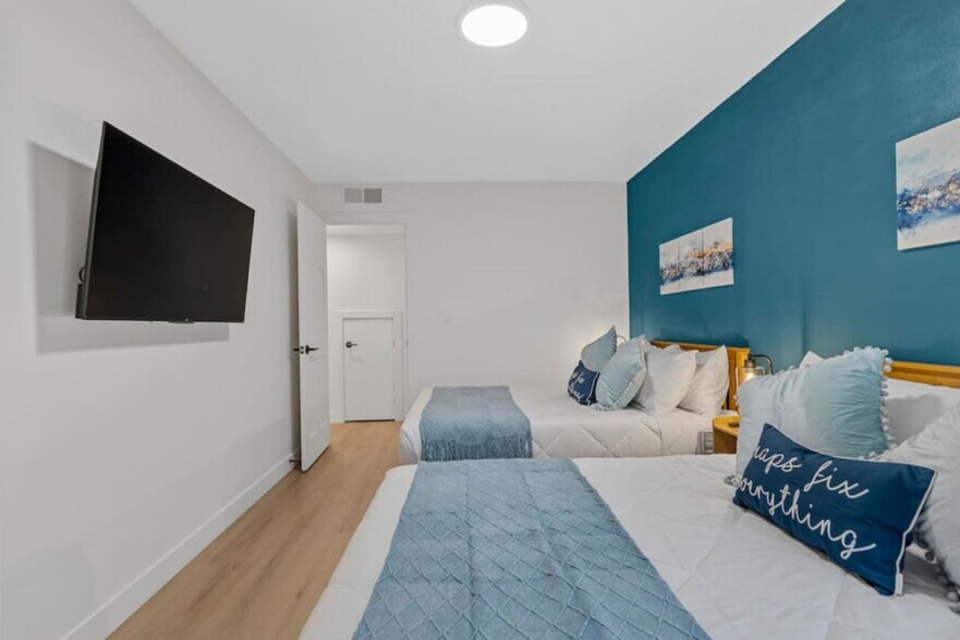 Building Photo - 909 E Camelback Rd