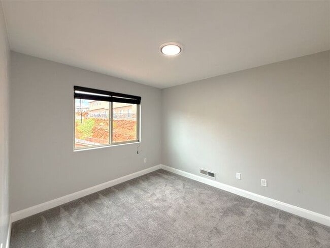 Building Photo - 4 bed, 2.5 bath duplex unit w/2 car garage