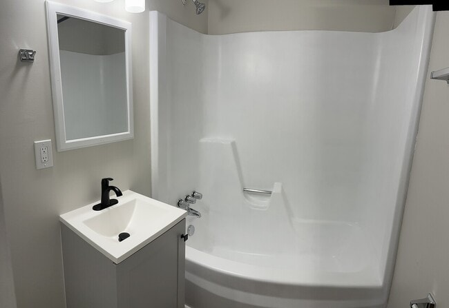 Building Photo - Ivy Ridge Apartments 147-155