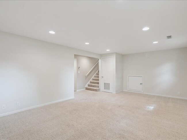 Building Photo - 1429 Columbus Dr