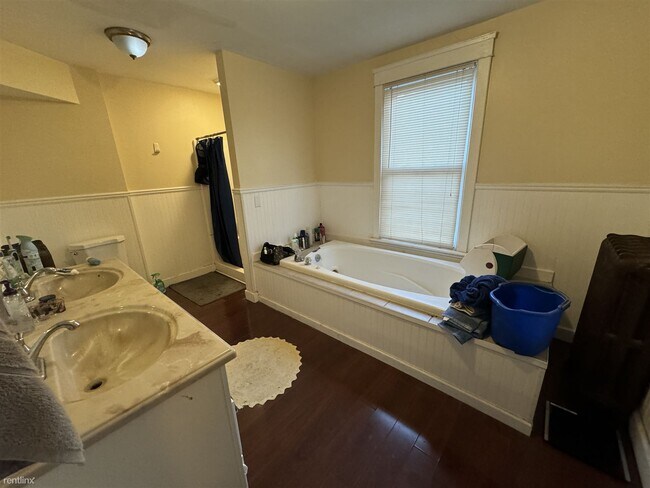 Building Photo - 8 br, 2.5 bath House - 428 Cross St