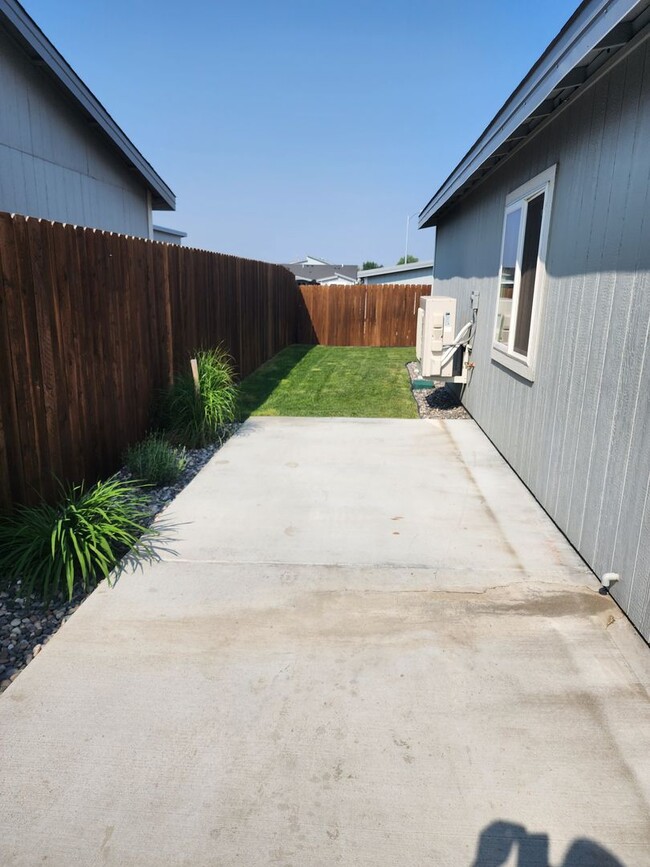 Building Photo - Newer Build Unit in Pasco