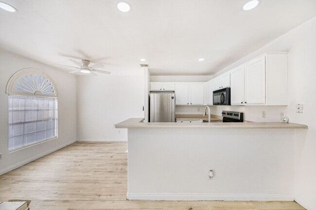 Building Photo - Upgraded 2 Bedroom Condo in a Gated Community!