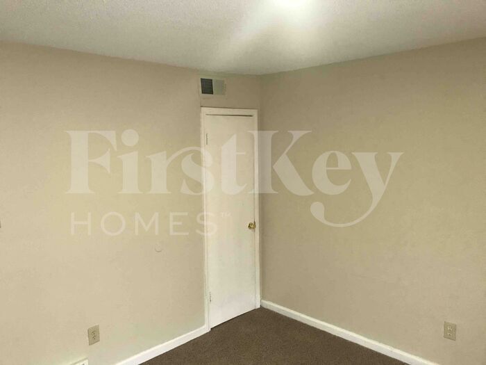 Building Photo - 2101 Hornsby Cove