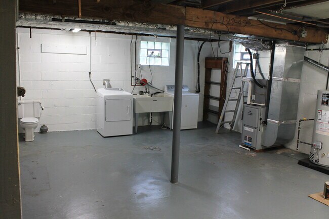 Building Photo - 272 Barclay Ave