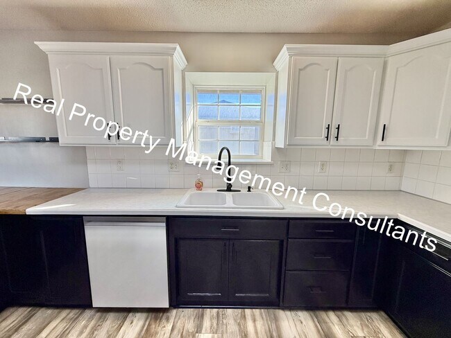 Building Photo - 4 Bedroom with Flexible Living & Modern Charm