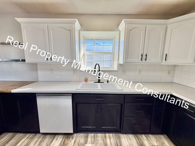 Building Photo - 4 Bedroom with Flexible Living Space!  Deposit Free Living Available via Obligo