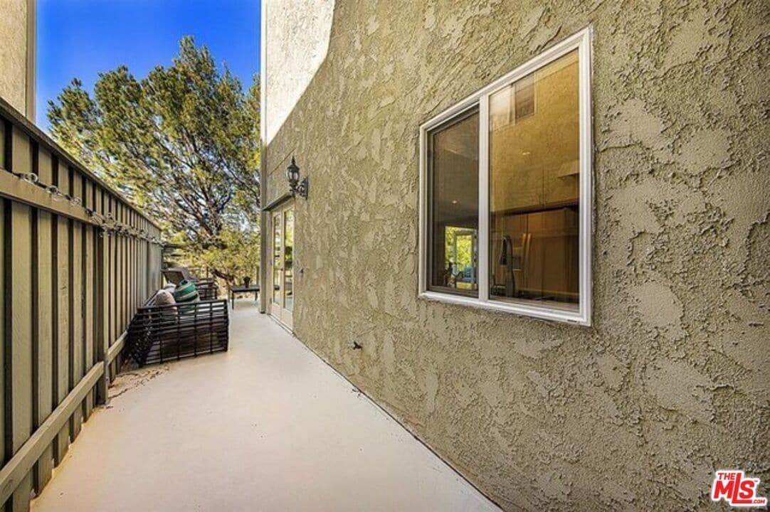 Building Photo - 2345 Roscomare Rd