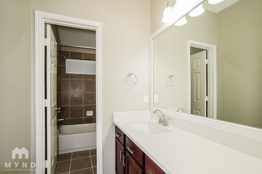 Building Photo - 22015 Cascade Hollow Ln