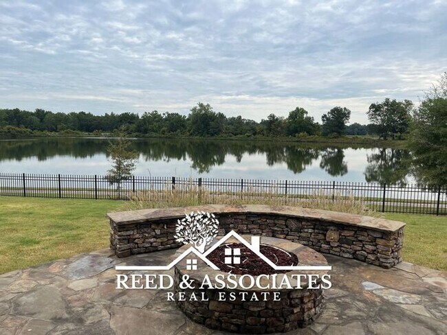 Building Photo - 4 Bedroom Arlington Home with a Lakeside Lot