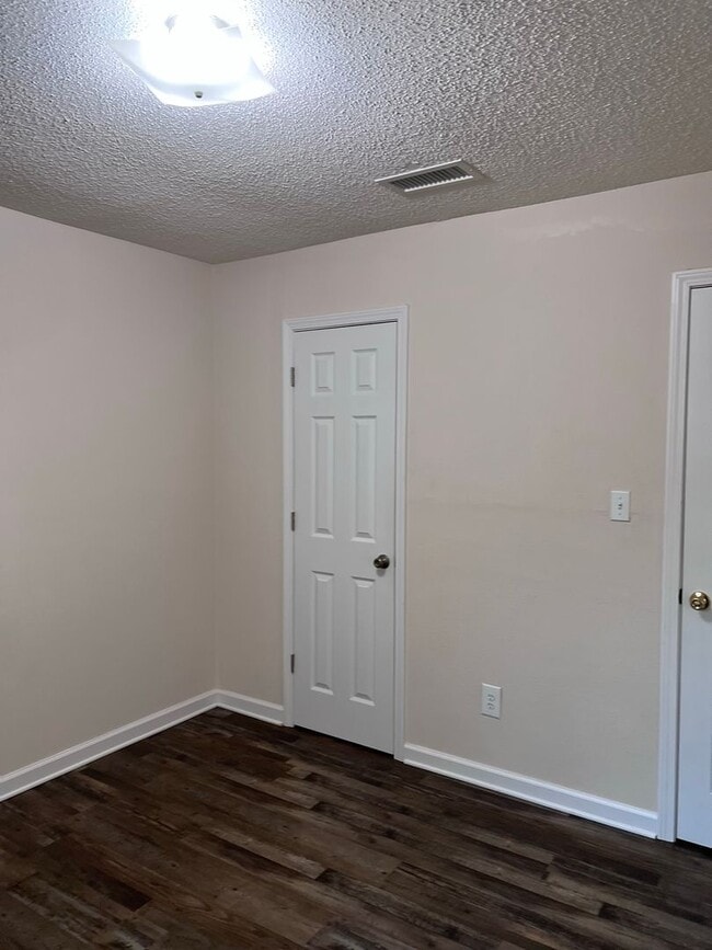 Building Photo - Convenient to schools, shopping & hospitals!