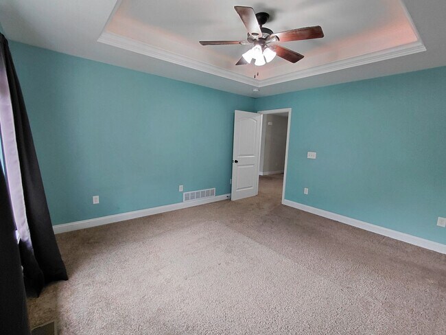 Building Photo - 137 Creek View Dr