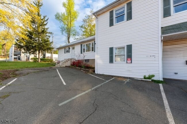 Building Photo - 47 River Rd