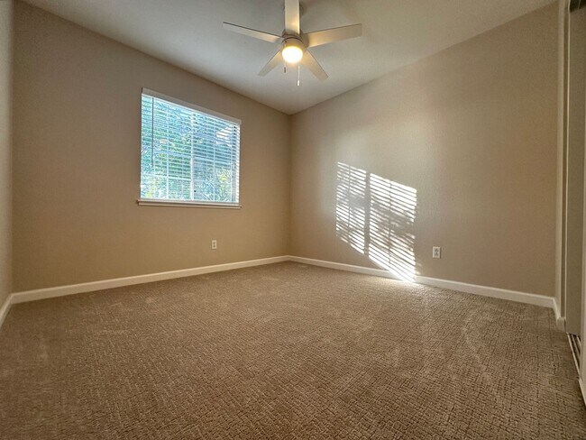 Building Photo - Spacious 4 Bedroom Corner Lot in Brentwood!