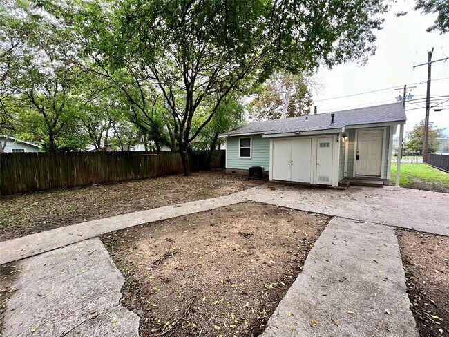 Building Photo - 408 Radam Ln