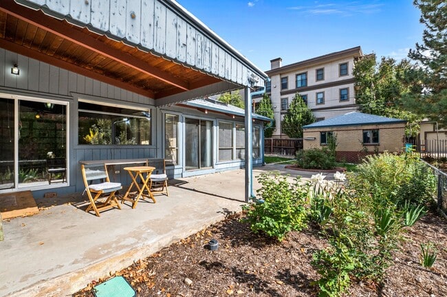 Building Photo - 44 Monroe St