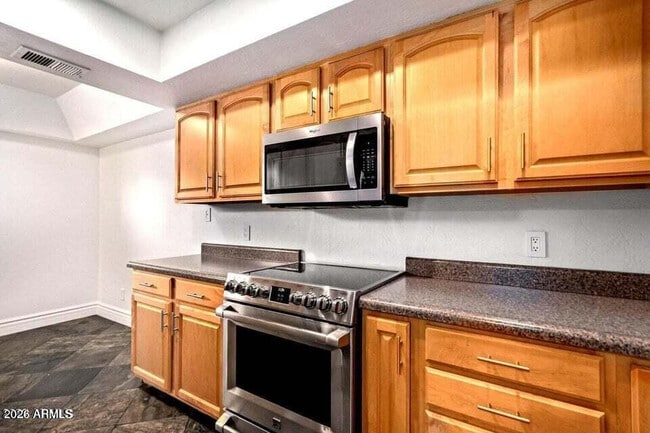 Building Photo - 1530 S River Dr