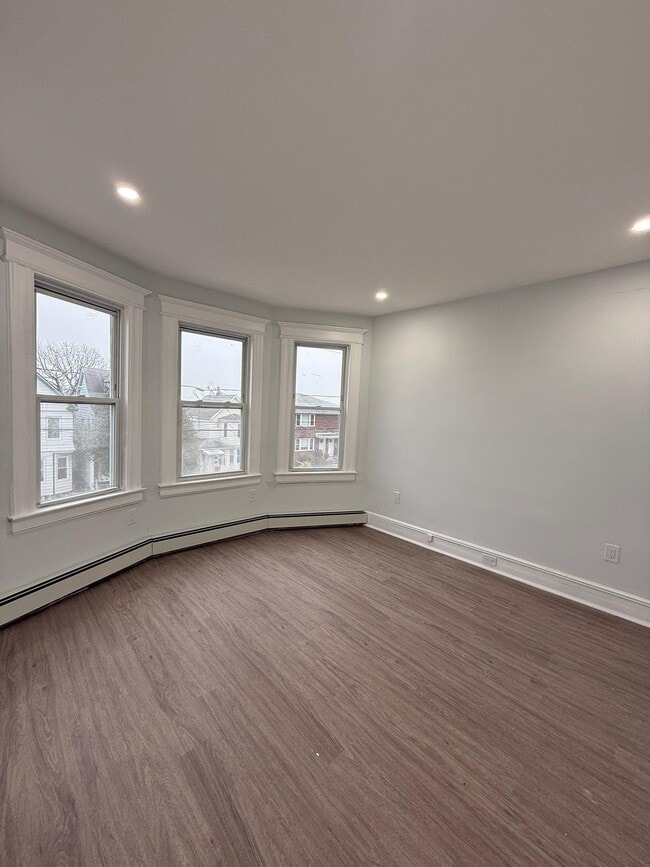 Building Photo - 407 Elm St